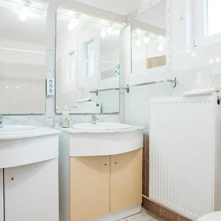 Tavaszhaz Apartment *