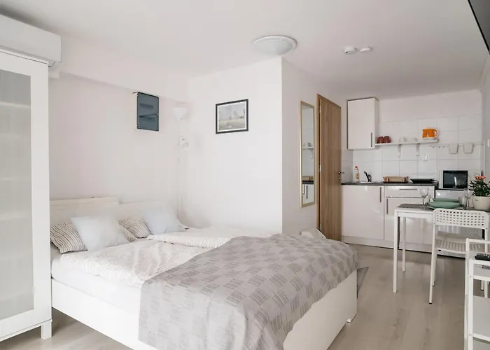 Tavaszhaz באלאטונפורד