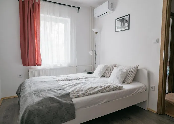 Tavaszhaz * באלאטונפורד