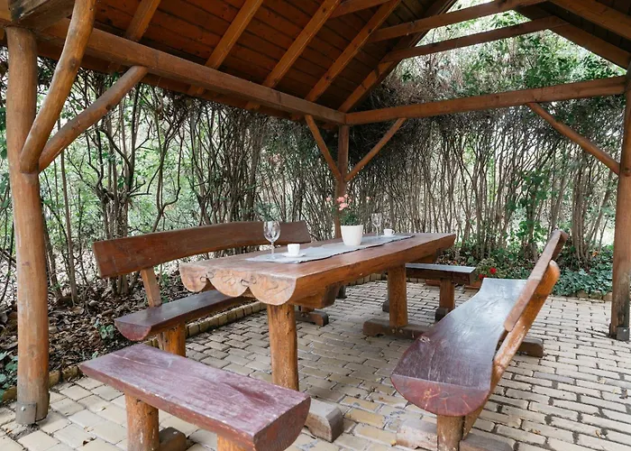 Tavaszhaz * באלאטונפורד